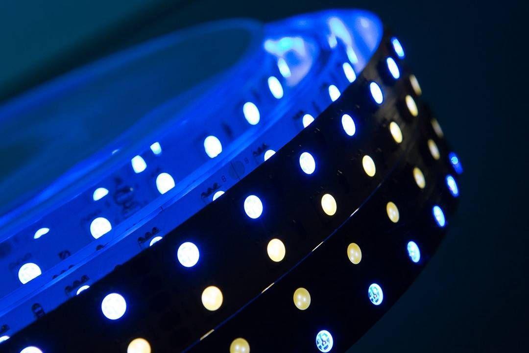 Изображение Светодиодная влагозащищенная лента DesignLed 28,8W/m 120LED/m 5050SMD разноцветный/холодный белый 5M 000514